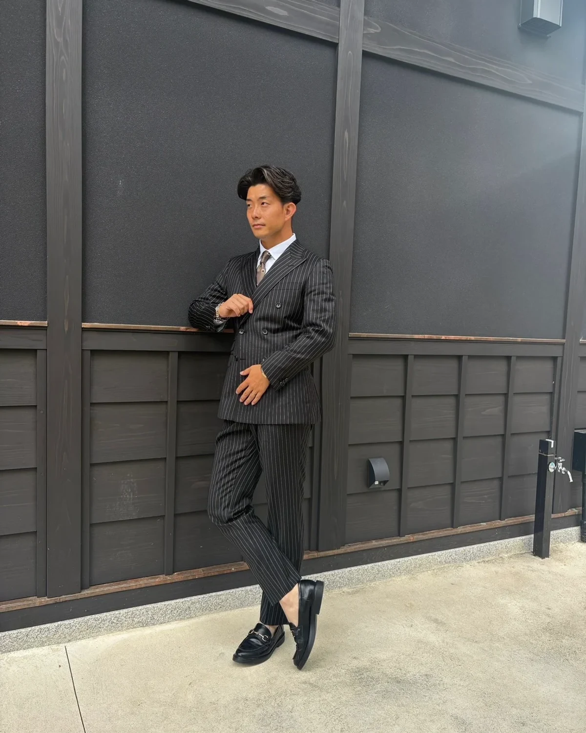 オーダースーツを着た立ち姿のイメージ