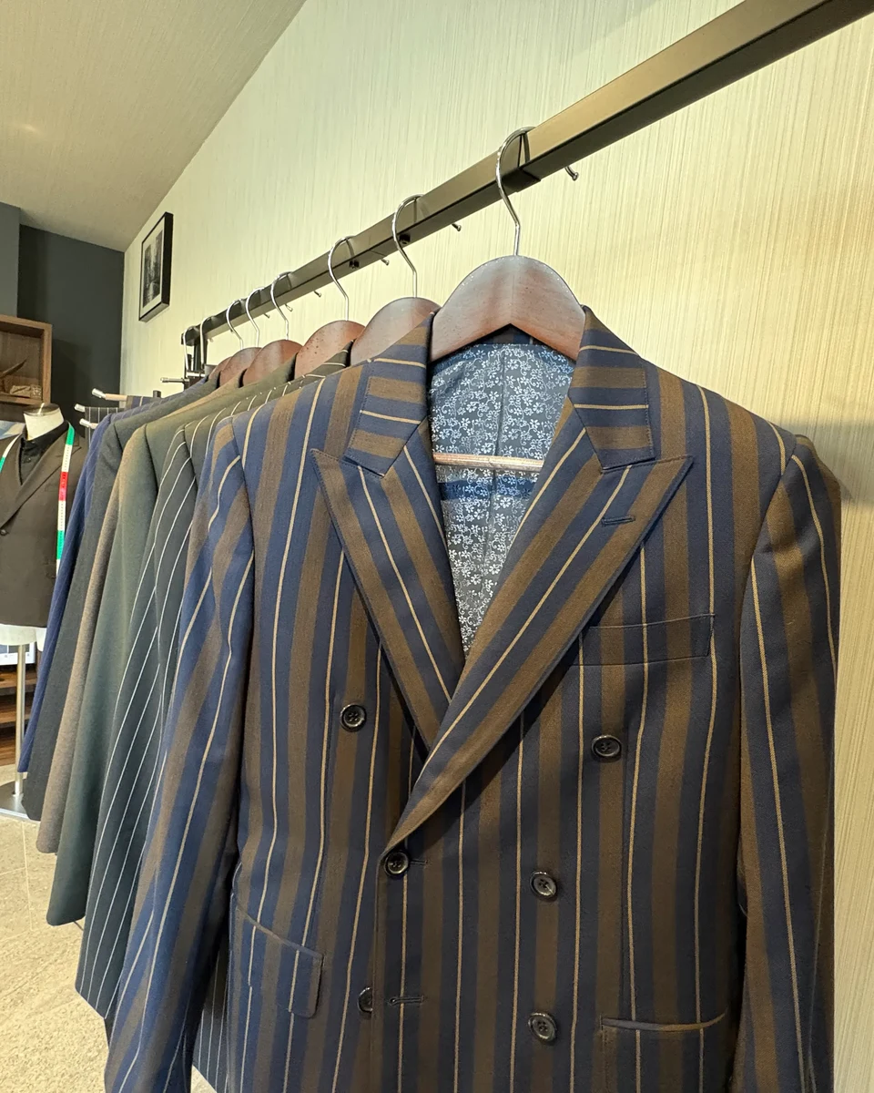 店内に並ぶオーダースーツ
