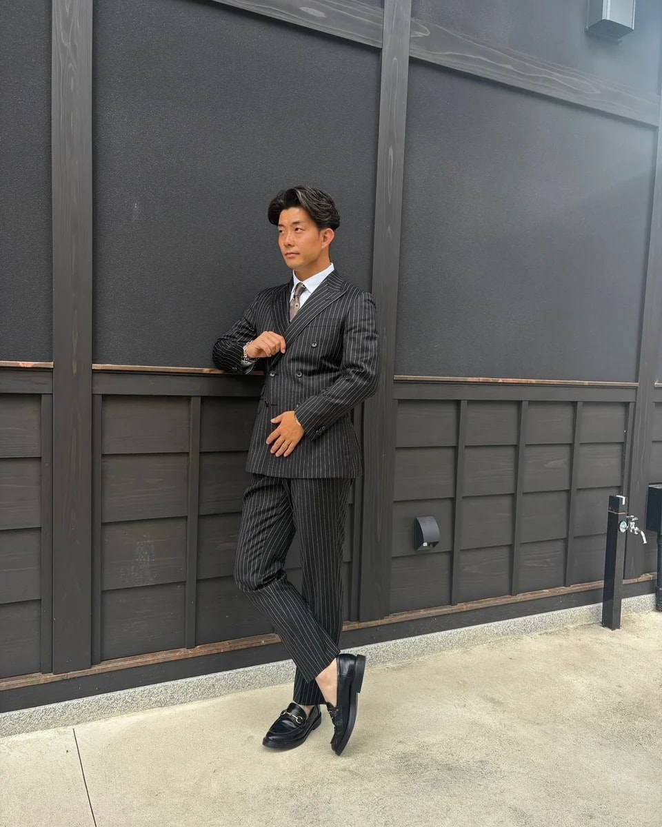 オーダースーツを着た立ち姿のイメージ